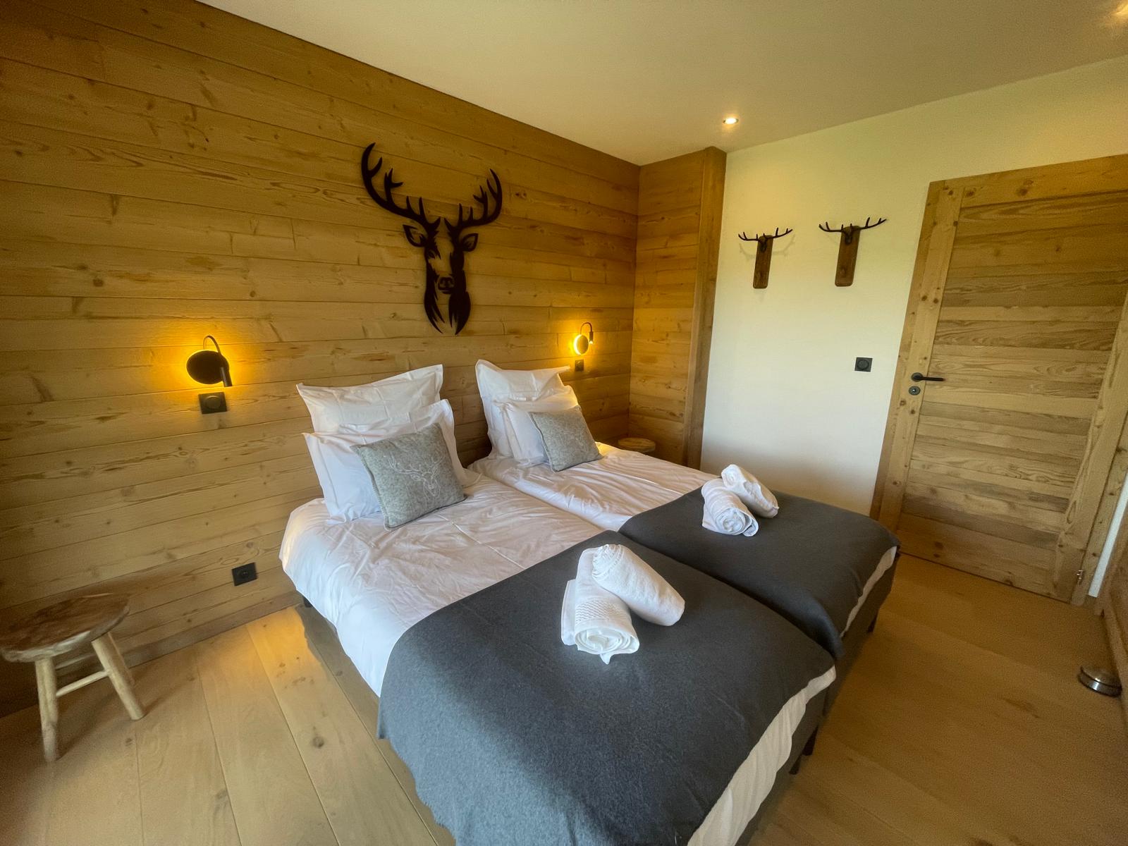 Chambre du chalet avec deux lits simples de 90 cm